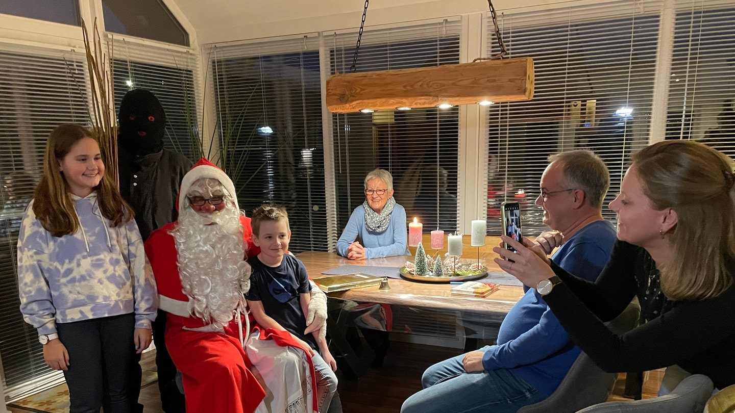 In 21 Häusern in Müllenbach war Nikolaus Karl Mönig nach 60 Jahren auf Abschiedstour und hat den Kindern aus seinem großen goldenen Buch vorgelesen, was er über sie gehört hat.