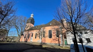 Die katholische Pfarrkirche in Wissen im Kreis Altenkirchen von außen.