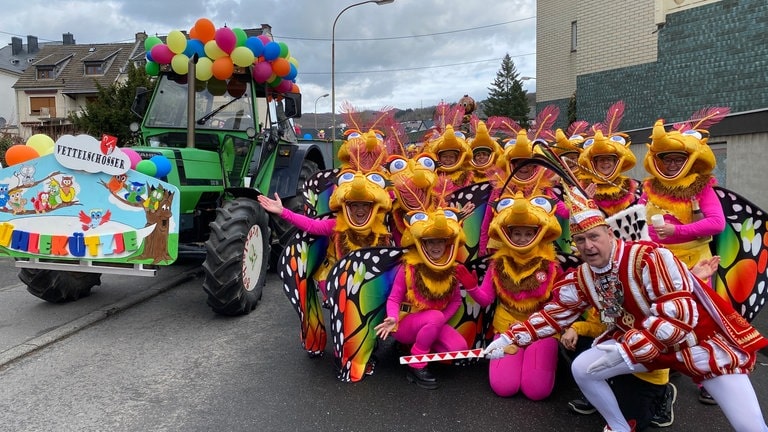 Rosenmontag 2024 in Linz am Rhein: Dieser Prinz hat sein närrisches Volk im Griff.