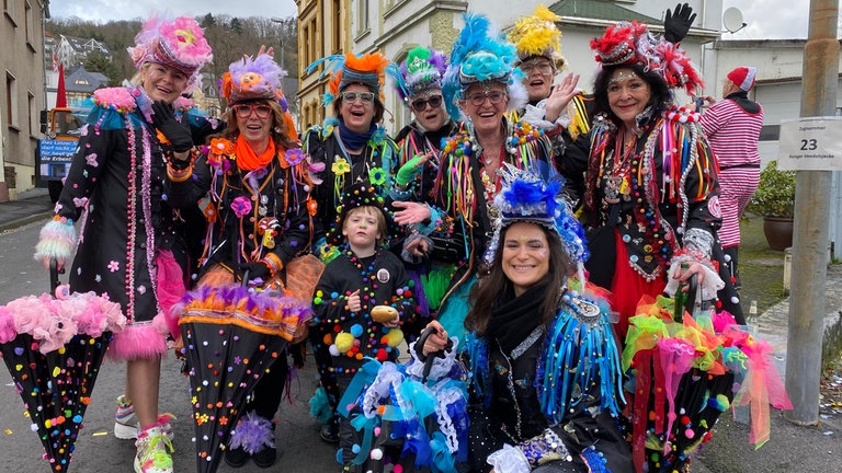 Rosenmontag 2024 in Linz am Rhein: Auch diese bunte Truppe freute sich auf den Rosenmontagsumzug.