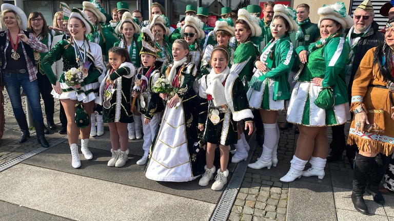 Kinderprinzenpaar aus Urmitz - Prinz Luca 1. und Prinzessin Lina 1. - mit ihren Pagen Nele und Samira