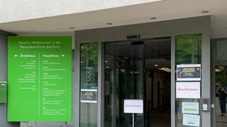 Am Eingang zur Paracelsus-Klinik in Bad Ems hängt ein Schild mit der roten Aufschrift "geschlossen" 