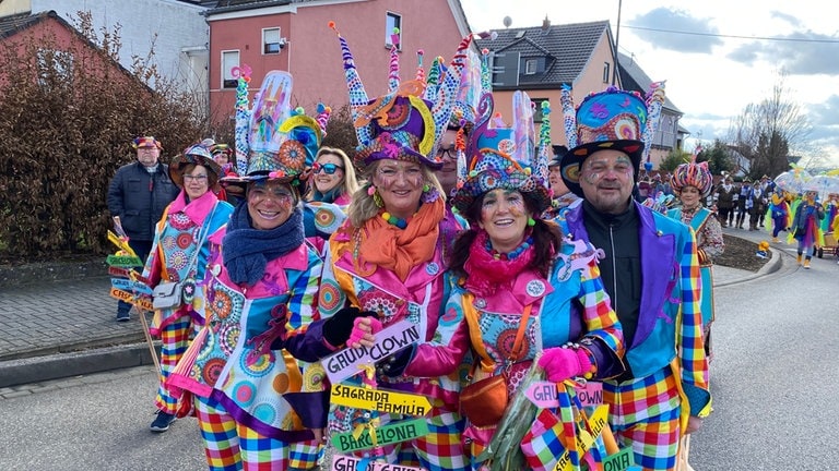 Diese Clowns machen beim Veilchendienstagsumzug 2024 im Neuwieder Stadtteil Heimbach-Weis mit. 