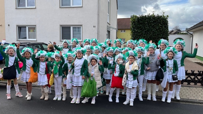 Die Kinder- und Jugendgarde in Urmitz am Rhein beim Rosenmontagsumzug 2024. 