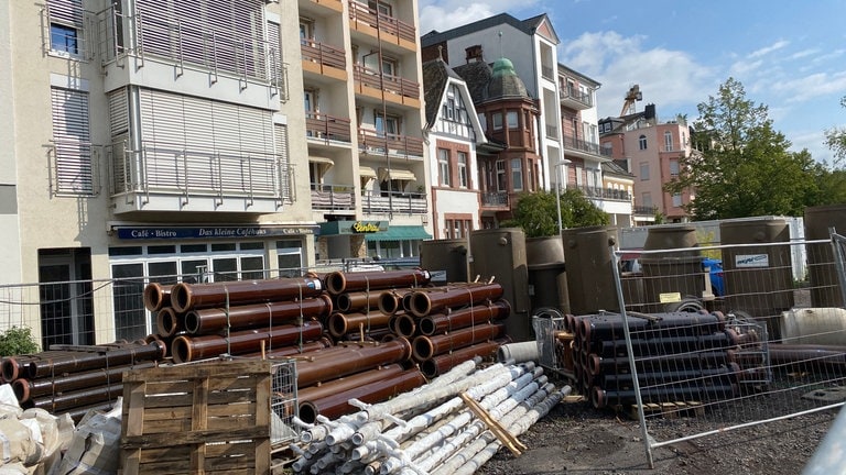 So sieht es derzeit auf der Kurpromenade in Bad Neuenahr am nördlichen Ufer der Ahr aus. Die Wiederherstellung der Promenade soll noch in diesem Herbst 2024 beginnen.