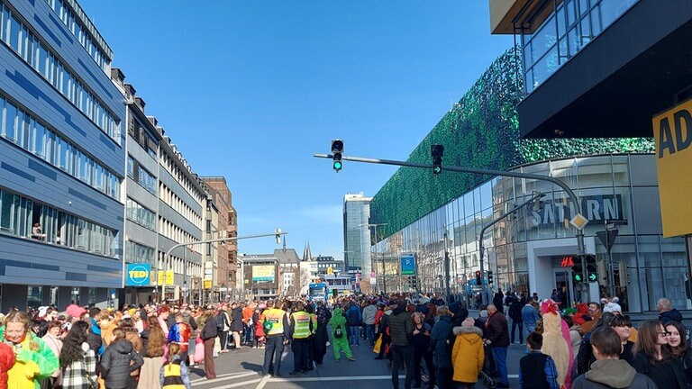 Zuschauerinnen und Zuschauer warten in der Koblenzer Innenstadt auf den Rosenmontagszug 2023