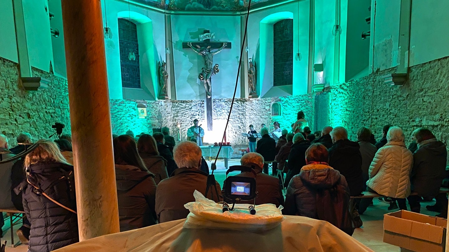 Gläubige feiern Advent in der von der Ahr-Flut geschädigten St. Josef-Kapelle in Walporzheim