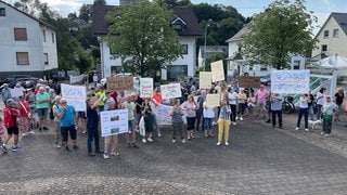 Rund 120 Menschen waren zur Demo nach Westerburg gekommen.