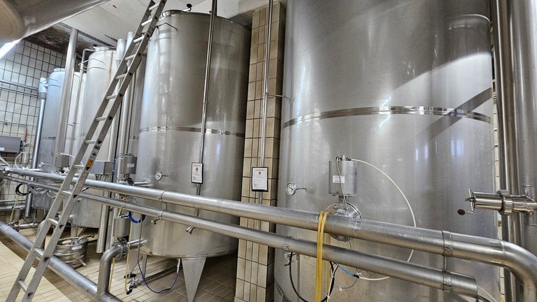 Mehrere Stahltanks in einer Reihe: Auch für diese CIP-Anlage für den Gärkeller wird nach der Insolvenz der Koblenzer Brauerei ein Käufer gesucht: Bis Anfang April kann man ein Gebot abgeben. 