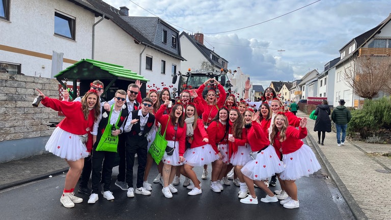 Auch in Urmitz am Rhein zieht ein Rosenmontagszug durch die Stadt. 