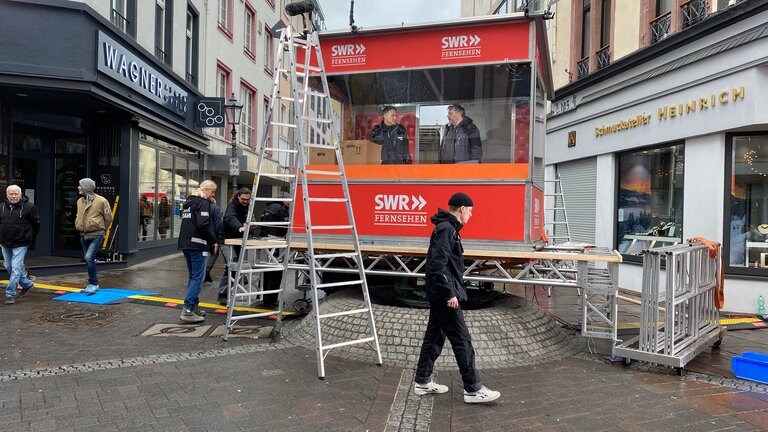 Der SWR überträgt den Rosenmontagszug in Koblenz live und im Livestream im Internet. Am Sonntag wurde dafür die Technik auf dem Plan in der Innenstadt aufgebaut. 