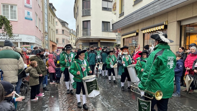 Ihre gute Stimmung lassen sich die Feiernden in Mayen beim Kinderkarnevalszug vom Nieselregen nicht vermiesen.