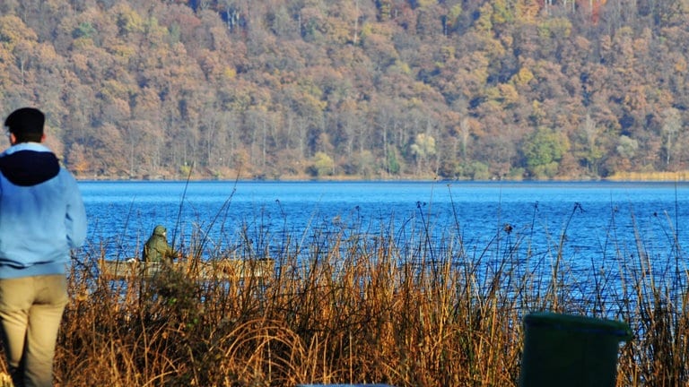 Blick auf den Laacher See im Herbst: Der Rundwanderweg ist etwa acht Kilometer lang und somit auch für kleinere Kinder gut machbar.