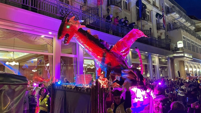 Auch dieser rosafarbene Drache begeisterte beim Abendumzug in Boppard