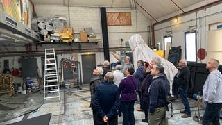 Die Besuchergruppe bei der Sanierungsführung im Malersaal des Koblenzer Theaters.