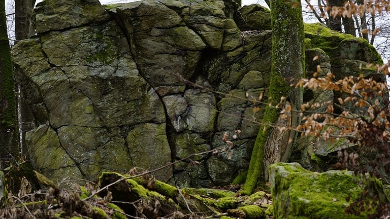 Geheimnisvolle Felsen am Wegrand am Malberg im Westerwald. 