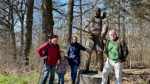 Gabi Pohontsch mit Enkelin Anouk und zwei der Initiatoren des Auenlandweges: Jennifer Siebert und Matthias Weber.