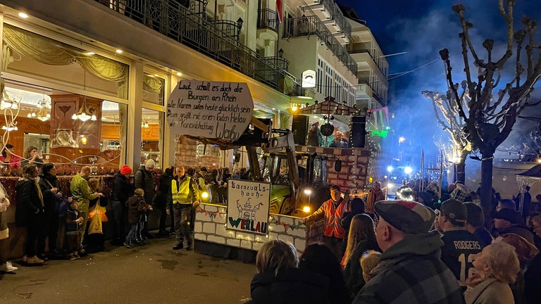 Beim Abendumzug 2024 in Boppard nahmen auch Karnevalisten aus Werlau am Mittelrhein mit einem Wagen teil. 