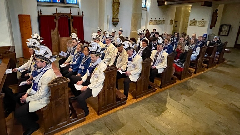 Mitglieder des Karnevalvereins in Windhagen starten mit der traditionellen Messe in kölscher Mundart in den Schwerdonnerstag