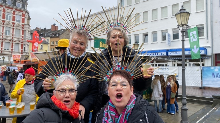 Vier Damen mit Strahlenkränzen auf dem Kopf beim Karnevalsauftakt in Koblenz am 11.11.2024