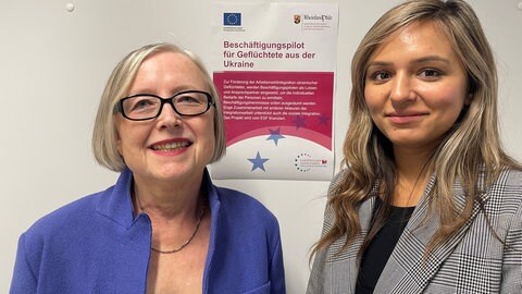 Die beiden Beschäftigungspilotinnen aus Koblenz Milada Holman und Iryna Zimmermann blicken in die Kamera.