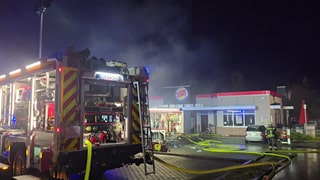 Einsatzkräfte der Feuerwehr löschen einen Brand im Burg King in Lautzenhausen.