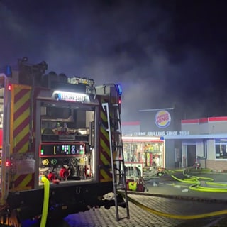 Einsatzkräfte der Feuerwehr löschen einen Brand im Burg King in Lautzenhausen.