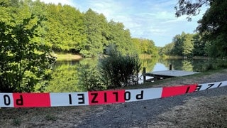 In Oberirsen im Kreis Altenkirchen hat ein Angler im Dorfweiher eine Babyleiche entdeckt. 