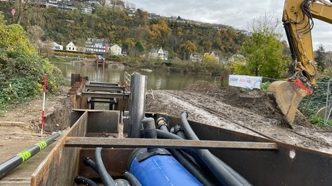 Für die neue Trinkwasserversorgung werden die neuen Leitungen unter den Rhein durch verlegt.