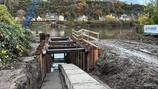 Der Düker wird eingezogen. Dann liegt er unten im Rhein.