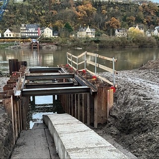 Der Düker wird eingezogen. Dann liegt er unten im Rhein.