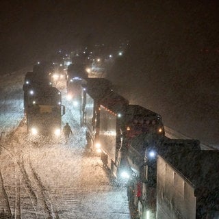 Lkw und Autos im Stau: Die A3 bei Ransbach-Baumbach war in der Nacht wegen eines Unfalls auf schneeglatter Straße stundenlang gesperrt.