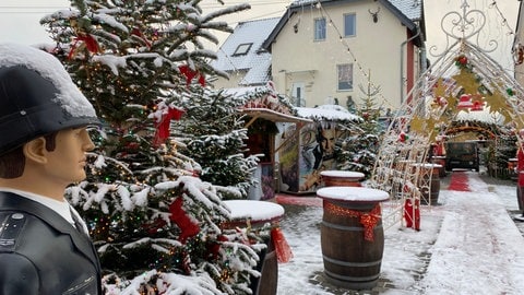 Schnee liegt auf dem britschen Weihnachtsmarkt in Vettelschoß