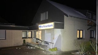 Unbekannte Täter haben einen Geldautomaten in einer Raiffeisen-Filiale in Kaifenheim gesprengt.