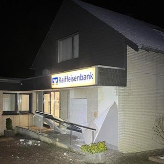 Unbekannte Täter haben einen Geldautomaten in einer Raiffeisen-Filiale in Kaifenheim gesprengt.