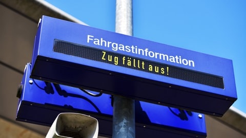 Symbolfoto: Anzeigentafel der Bahn mit Hinweis "Fahrgastinformation - Zug fällt aus."