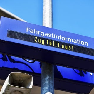 Symbolfoto: Anzeigentafel der Bahn mit Hinweis "Fahrgastinformation - Zug fällt aus."