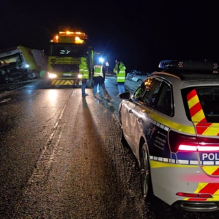 Unfallstelle bei Hirschfeld im Rhein-Hunsrück-Kreis. Ein Pkw kollidierte bei Schneeglätte mit einem Lkw. 