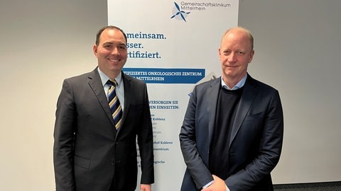 Die Chefärzte für Innere Medizin Kilian Weigand und Jens Chemnitz stellen bei einer Pressekonferenz in Koblenz das Onkologische Zentrum des Gemeinschaftsklinikums Mittelrhein vor.