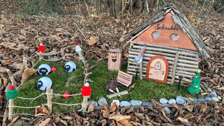 Ein Wichtelhäuschen mit kleinen Schafen - überall am Wichtelweg in Mülheim-Kärlich gibt es solche Hingucker!