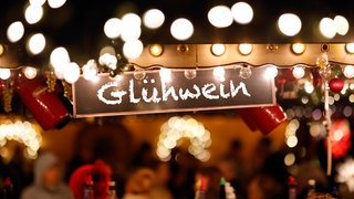 Schild auf einem Weihnachtsmarkt, das auf Glühwein hinweist