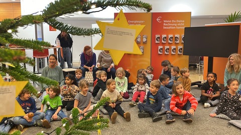 Beim Auftakt dre Wunschbaum-Aktion haben Kindergartenkinder Weihnachtslieder gesungen.