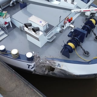 Beschädigtes Tankschiff auf der Mosel. Das Schiff war am Samstag bei Senheim (Kreis Cochem-Zell) mit einer Brücke kollidiert.