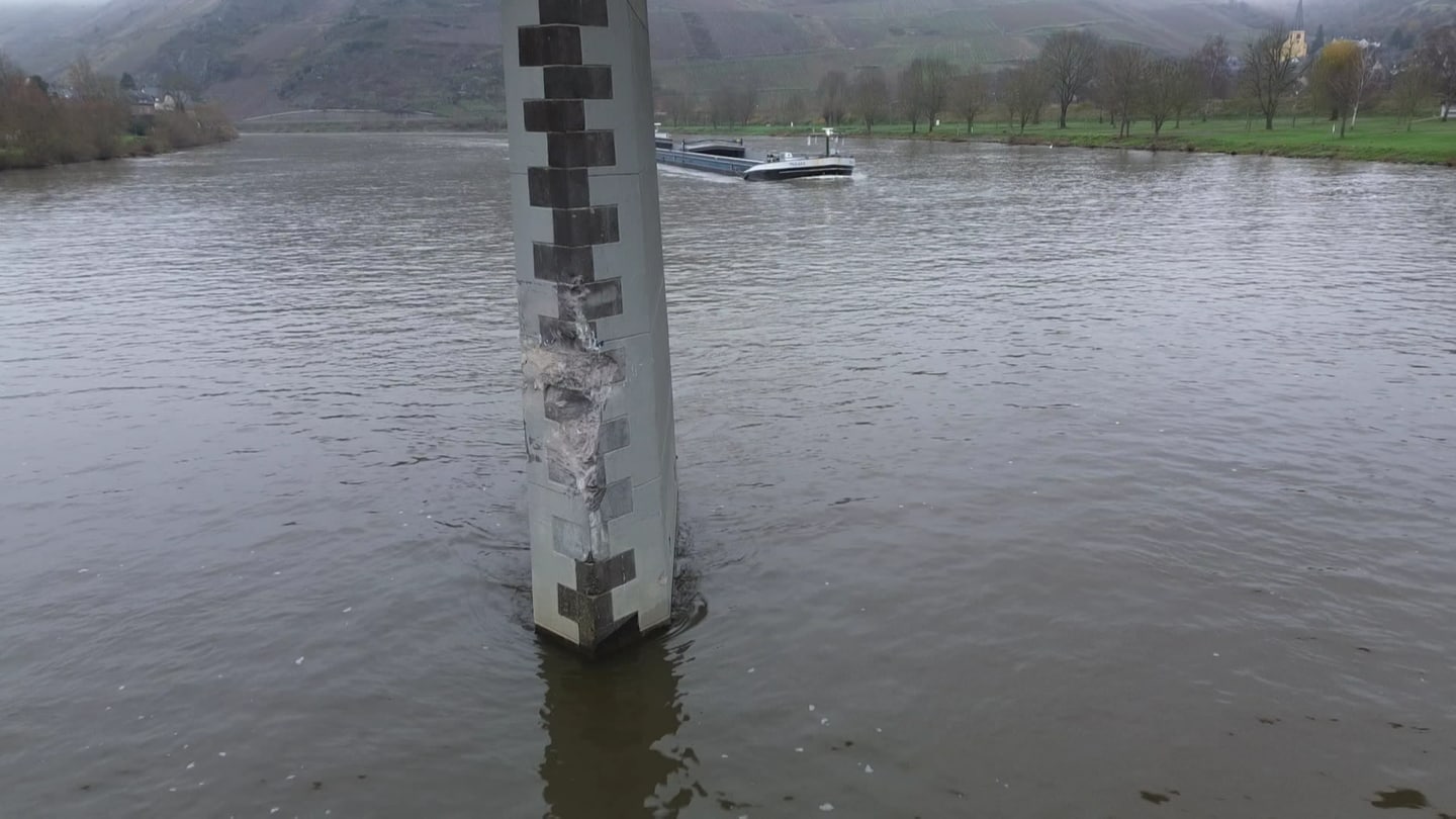 An der Moselbrücke Senheim wurde bei einem Unfall ein Pfeiler beschädigt.