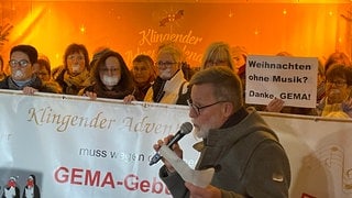 Sängerinnen haben sich in Koblenz symbolisch den Mund zugeklebt, um gegen die GEMA-Gebühren auf Weihnachtsmärkten zu protestieren