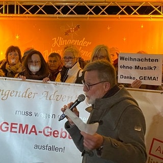 Sängerinnen haben sich in Koblenz symbolisch den Mund zugeklebt, um gegen die GEMA-Gebühren auf Weihnachtsmärkten zu protestieren