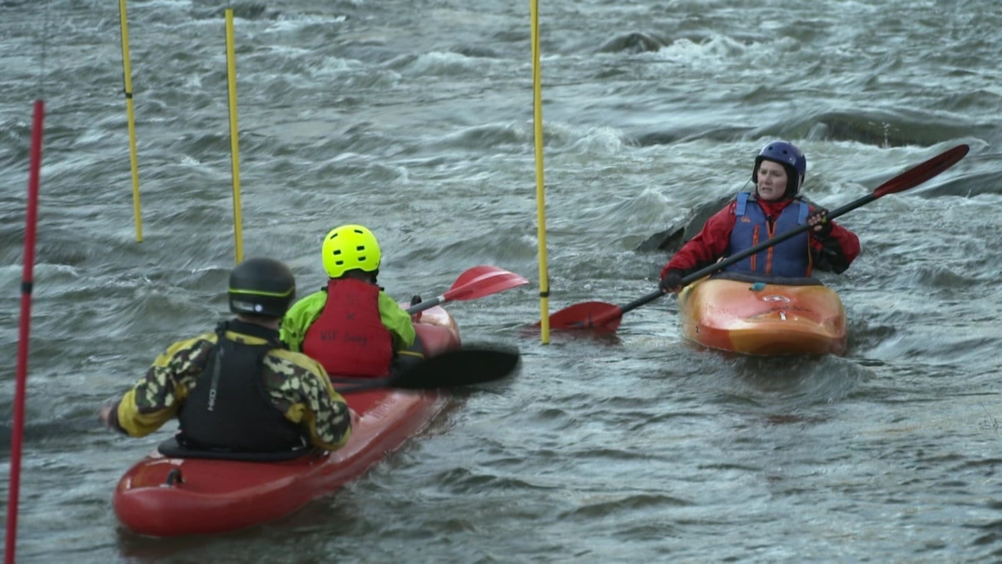 Menschen sitzen in Kajaks. Das WassAHR Projekt aus Sinizig unterstützt von der Flut betroffene Kinder.