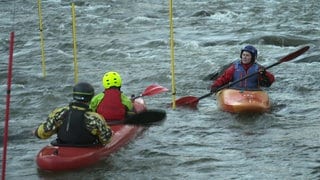 Menschen sitzen in Kajaks. Das WassAHR Projekt aus Sinizig unterstützt von der Flut betroffene Kinder.