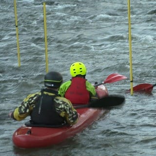 Menschen sitzen in Kajaks. Das WassAHR Projekt aus Sinizig unterstützt von der Flut betroffene Kinder.