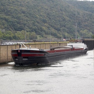 Ein Binnenschiff verlässt eine Moselschleuse.